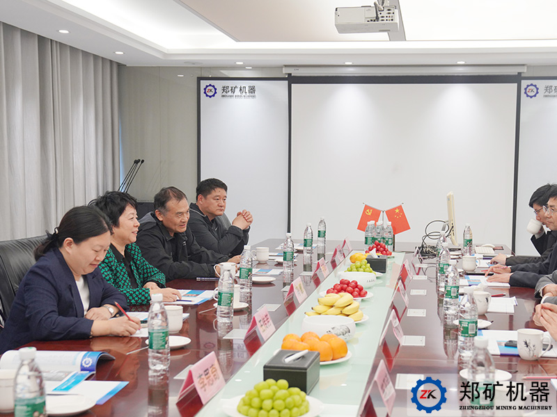 鄭州大學商學院黨委書記馮慧一行蒞臨鄭礦機器參觀調研！